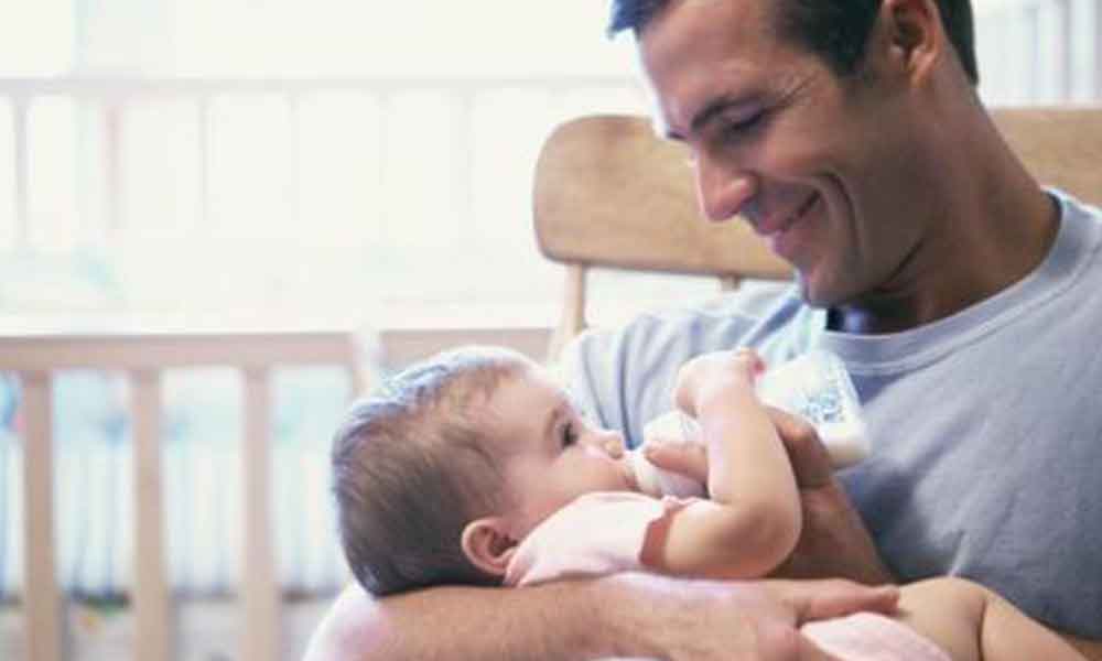 Edad del padre influye en la salud del bebé, estudio lo confirma