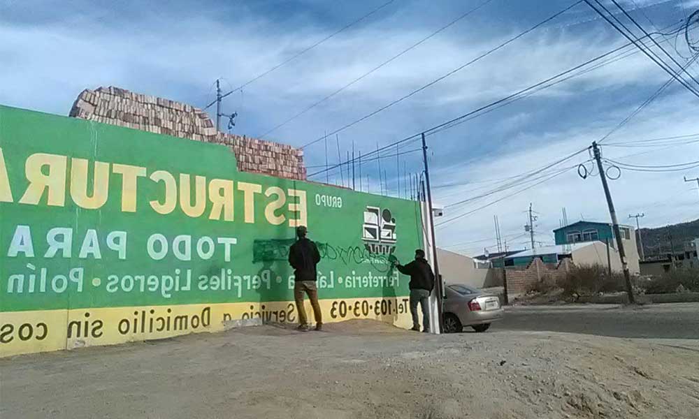 Sancionan a menores de edad y los ponen a limpiar el grafiti en Tecate
