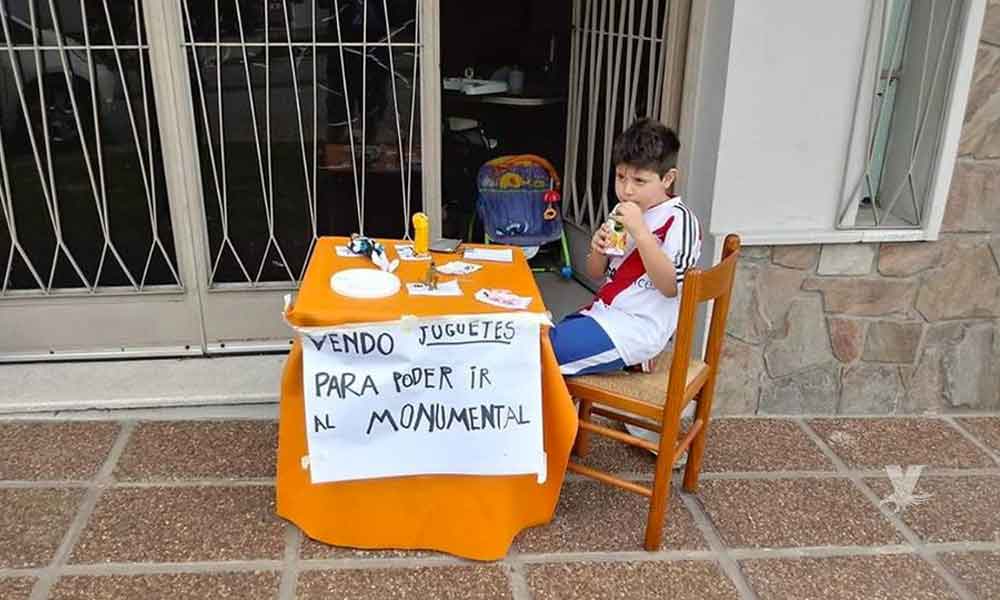 Niño vende todos sus juguetes para comparar boleto para la final de la Libertadores