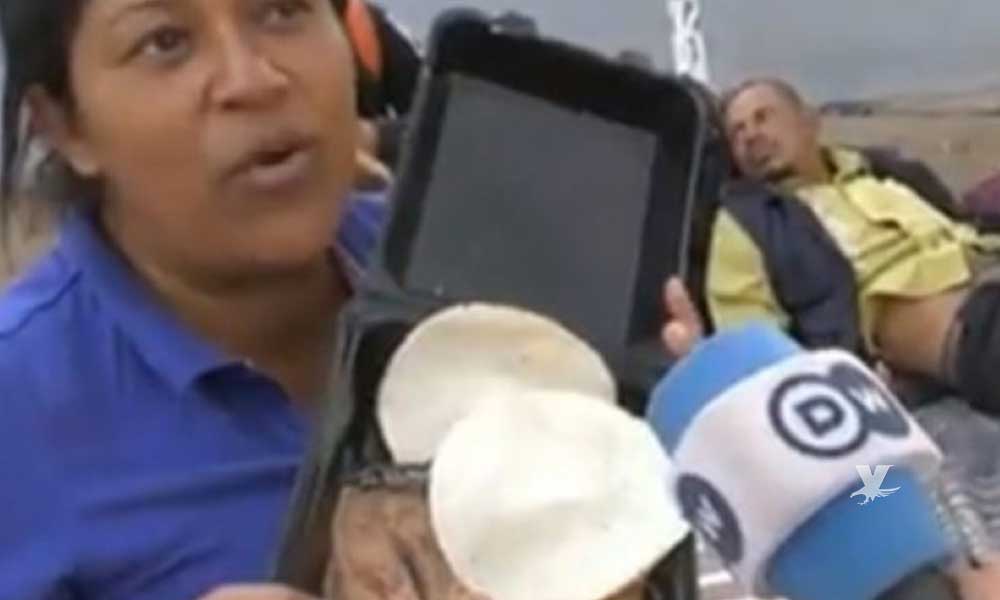 Migrante Hondureña se queja de alimentos en albergues: “Frijoles y tortillas con comida para puercos” (VIDEO)