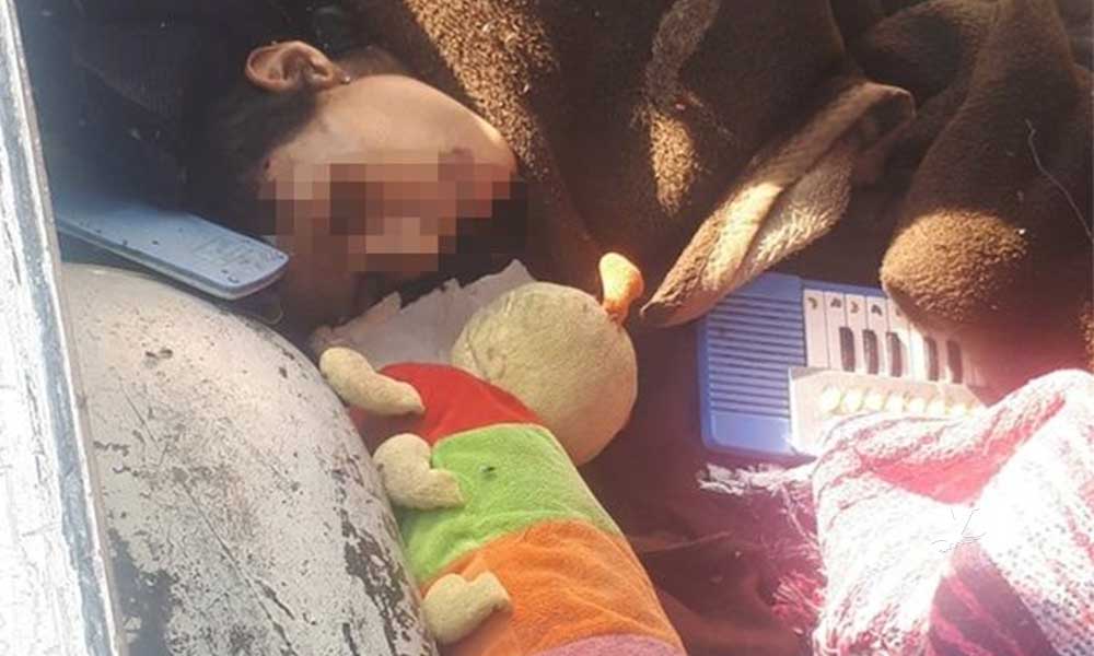 ¡Desgarrador! Niños duermen abrazados al cadáver de su madre tras morir de frío