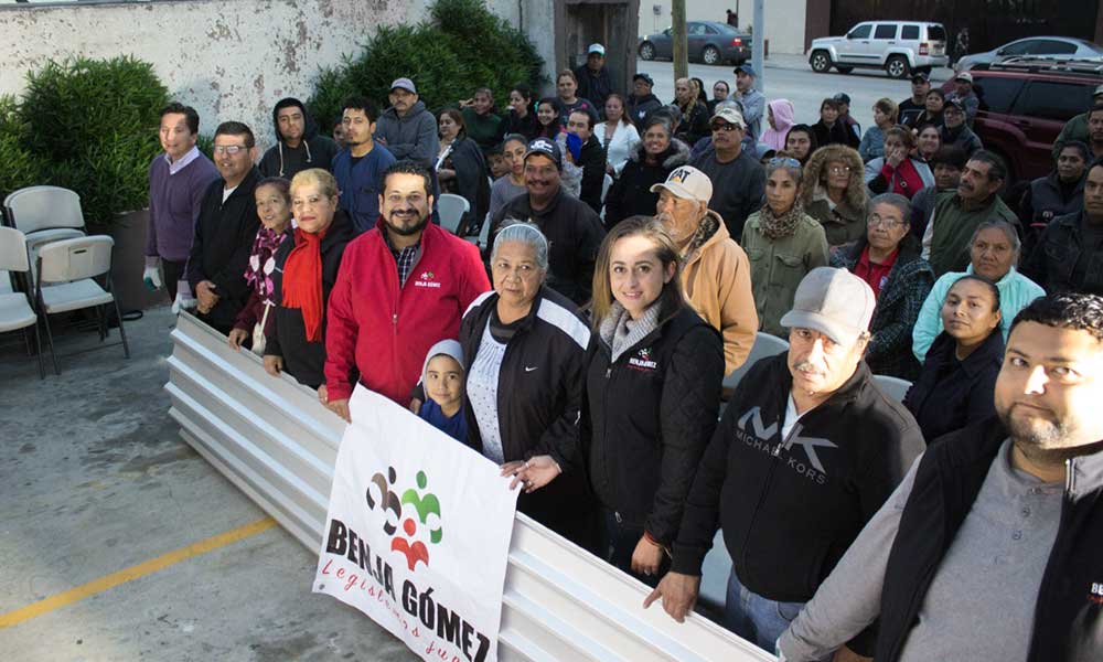 Benja Gómez entrega 1000 láminas a familias tecatenses y un Club de La Alegría.