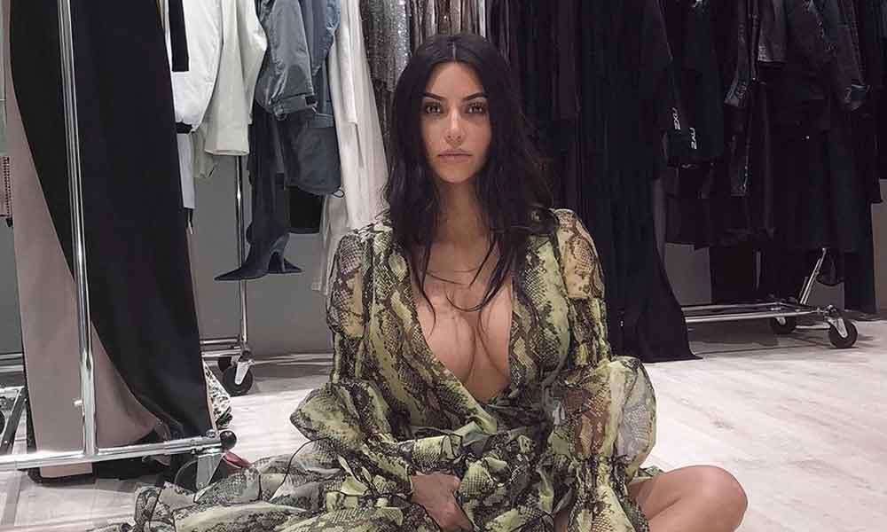 Kim Kardashian muestra su cuerpo en vestido completamente transparente