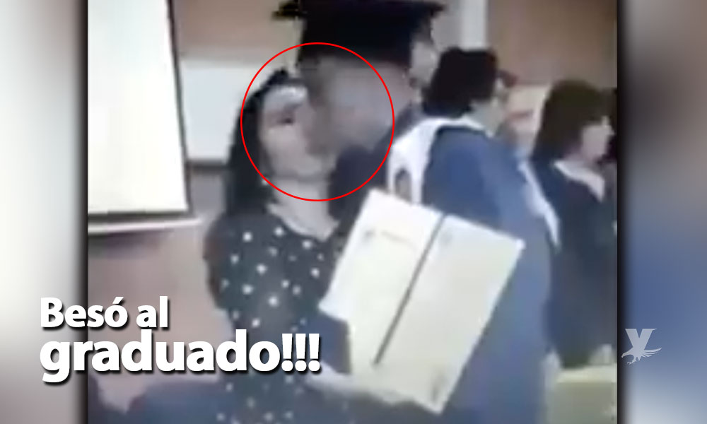 (VIDEO) Maestra besó en la boca a alumno en plena graduación