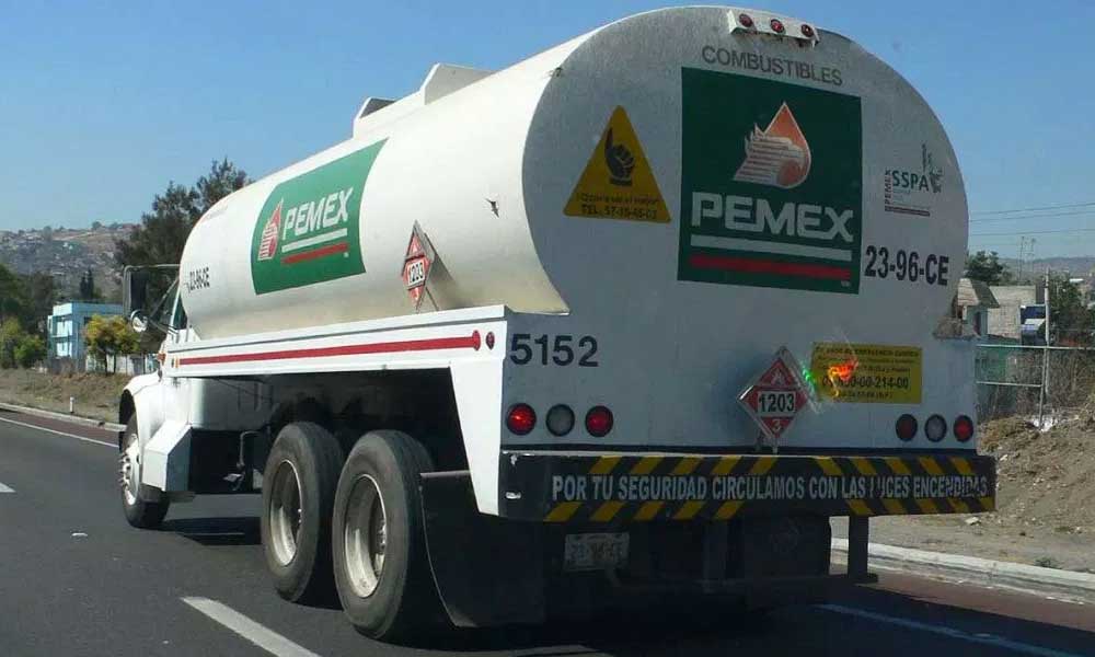 Pipa de Pemex es robada con 25 mil litros de gasolina Magna