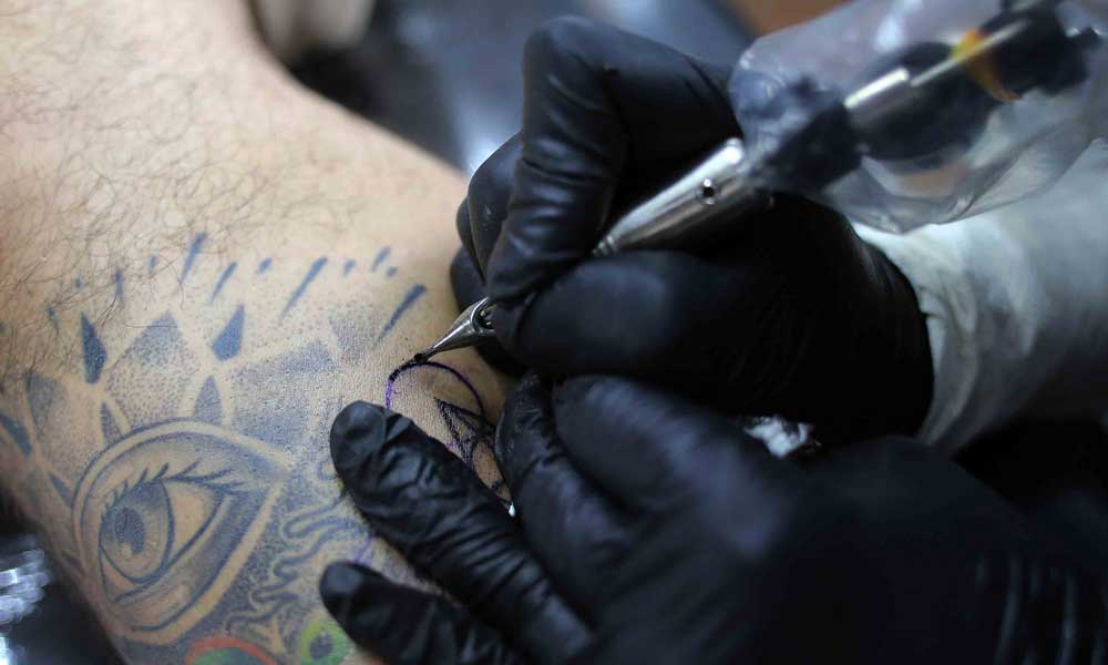 Tatuajes baratos y en lugares no establecidos, un grave riesgo para la salud