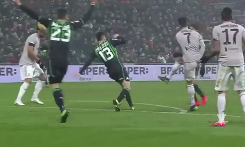 (VIDEO) Cristiano Ronaldo se enfada con el árbitro y termina ‘noqueando’ a un compañero de un pelotazo