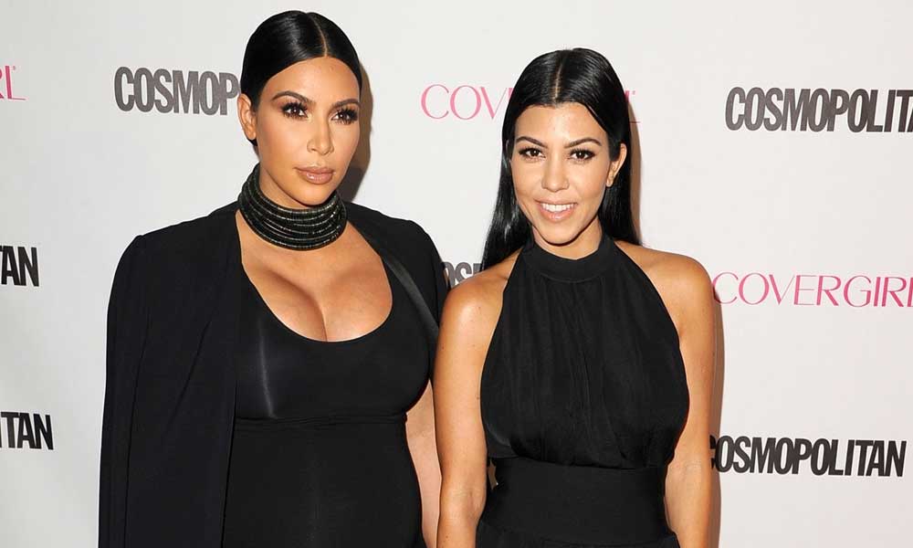 Kim y Kourtney Kardashian lucen vestidos en gala amfAR que dejaron poco a la imaginación