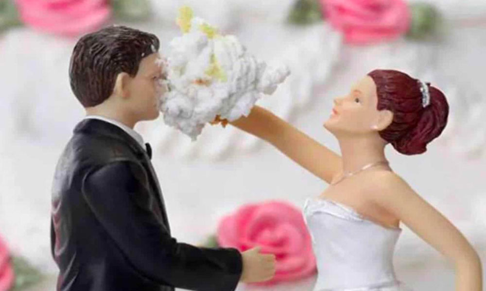 Pareja contrae matrimonio y tres minutos después se divorcian