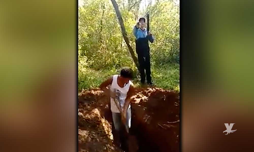 (VIDEO) Primos son ejecutados por grupo armado después de cavar su tumba