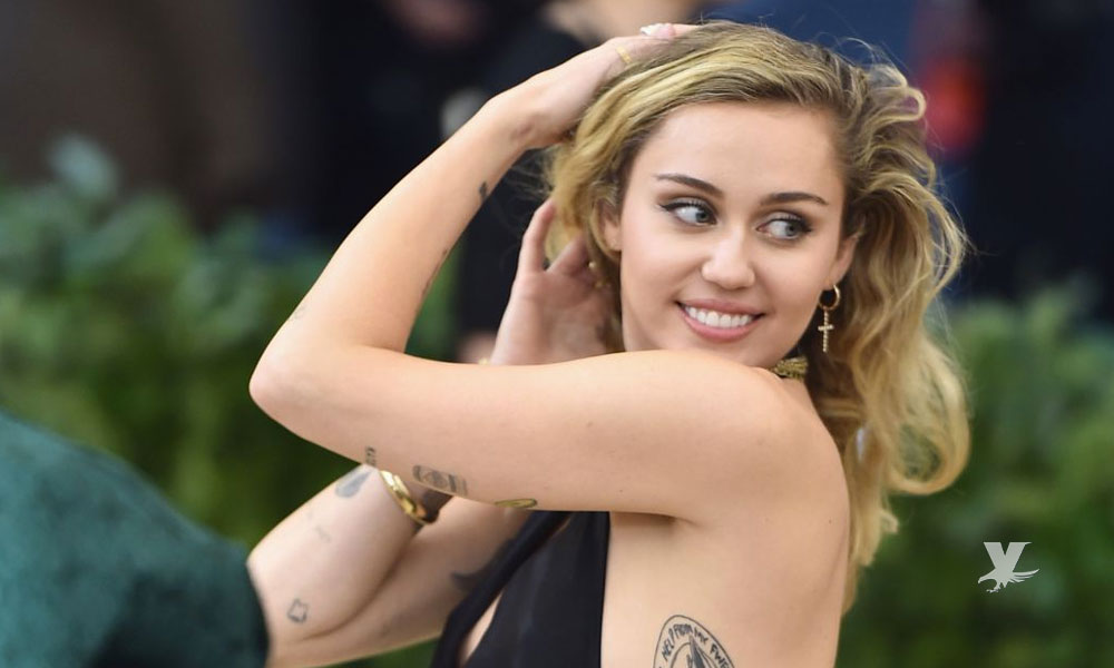 Miley Cyrus se quita la ropa para festejar Pascua