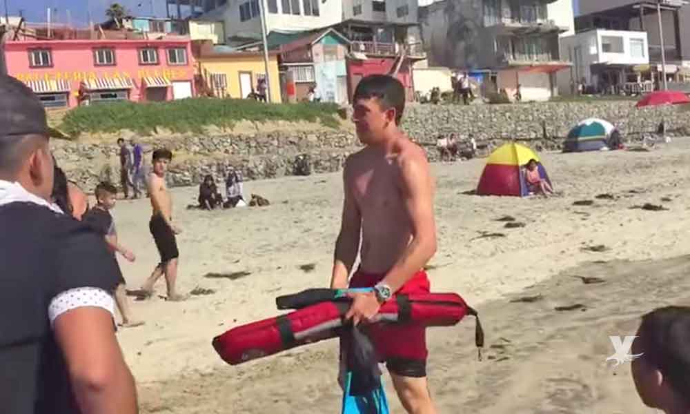 (VIDEO) Rescatista salva a hombre a punto de morir ahogado en Tijuana