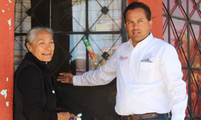 Recibe el candidato Javier Urbalejo muestras de apoyo durante su recorrido en la zona centro de Tecate