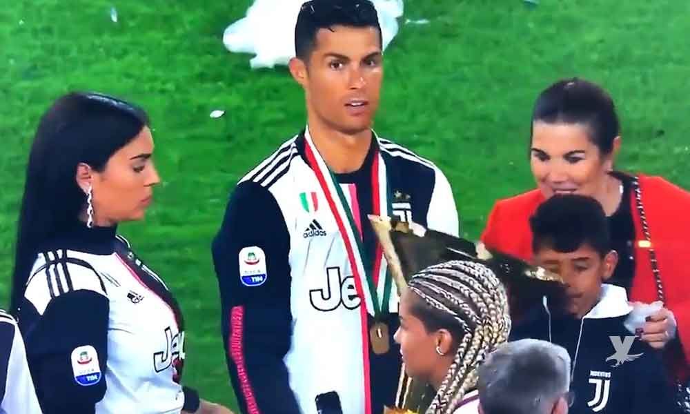(VIDEO) CR7 golpea a su hijo y novia con el trofeo de la Serie A