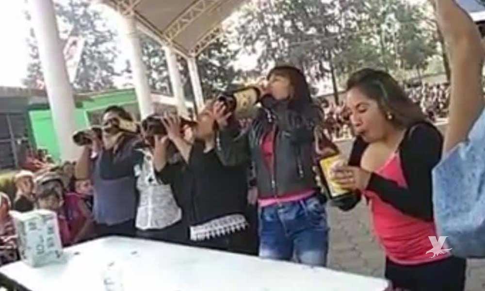 (VIDEO) Madres festejan su festival en la primaria con torneo de caguamas