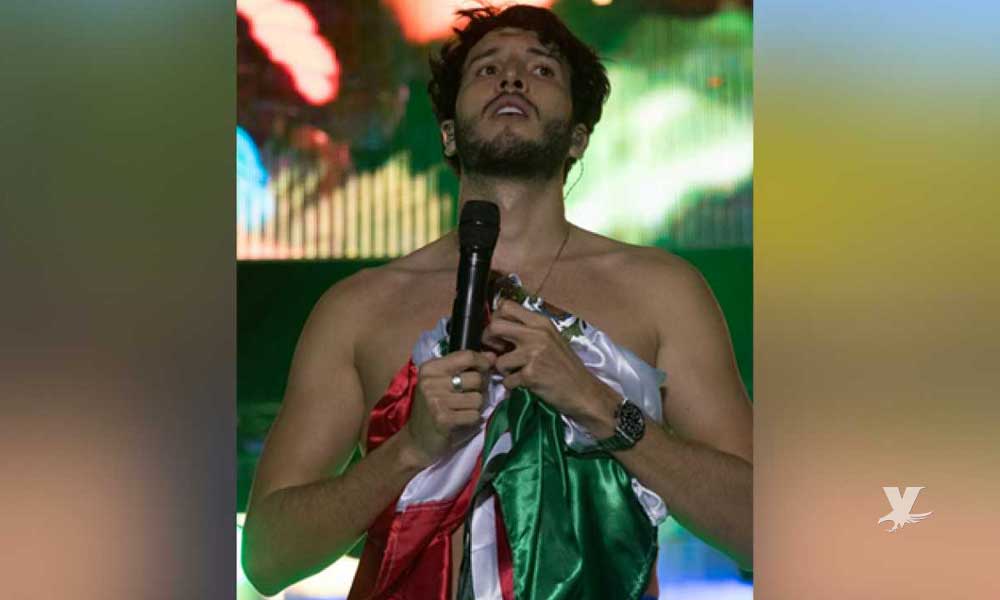 Sebastián Yatra utiliza bandera de México para limpiarse el sudor