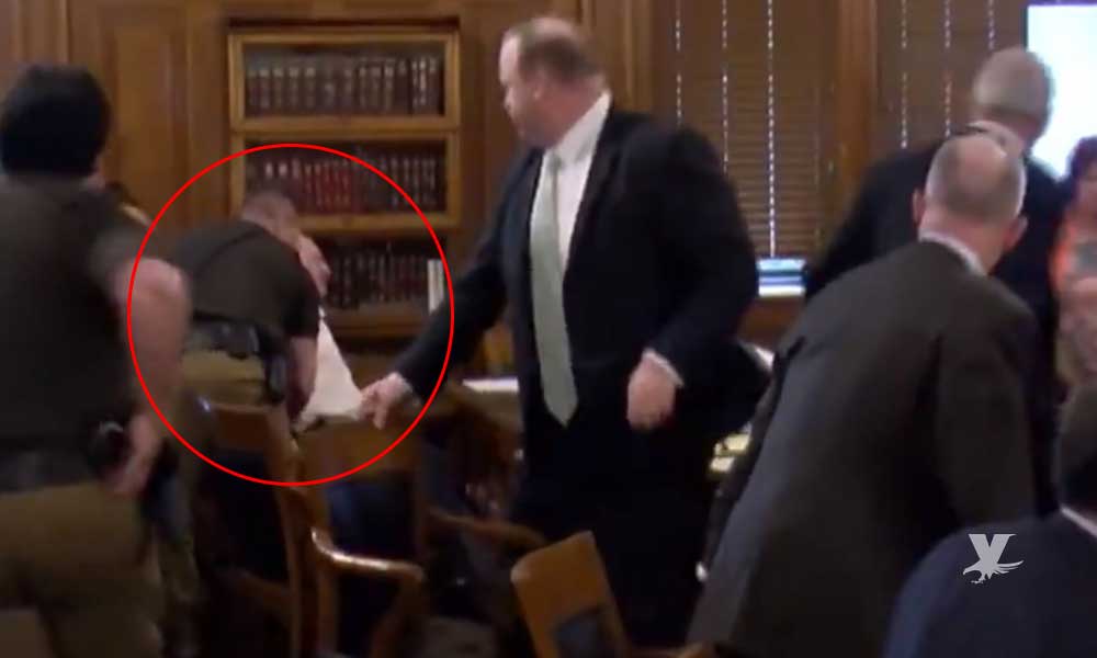 (VIDEO) Hombre es acusado de asesinato y se corta el cuello durante el juicio