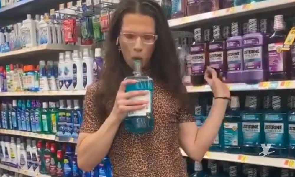 (VIDEO) Mujer transgénero utiliza enjuague bucal, lo regresa a la botella y la coloca en el estante