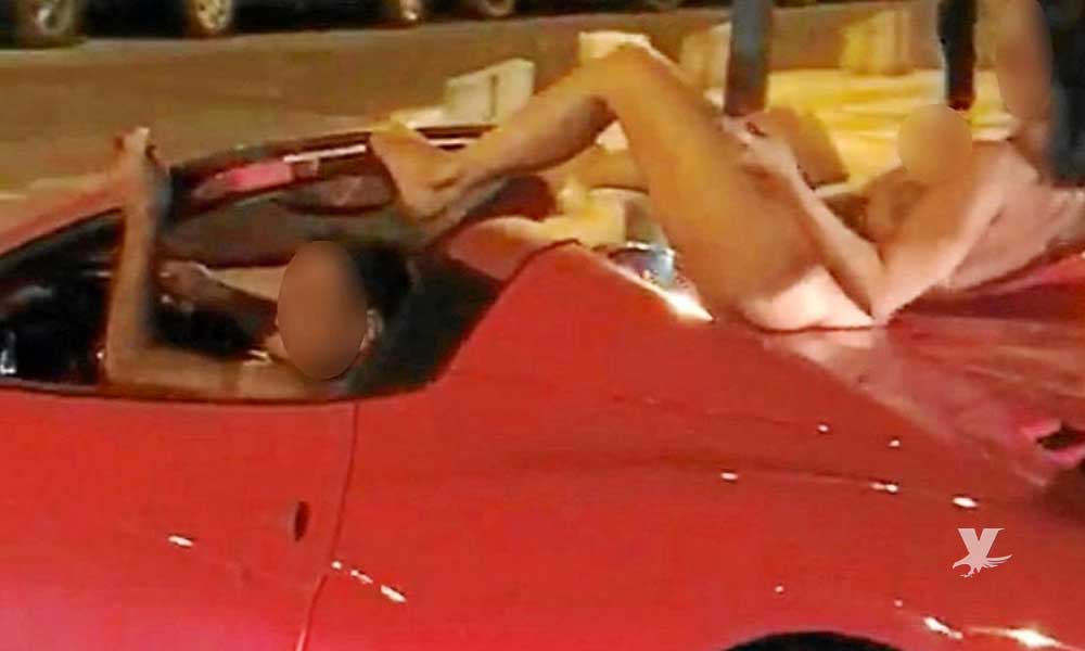 (VIDEO) Mujer pasea irresponsablemente desnuda sobre un Ferrari