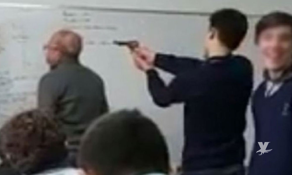 (VIDEO) Alumno apunta a la cabeza de maestro con una pistola mientras éste escribía en el pizarrón