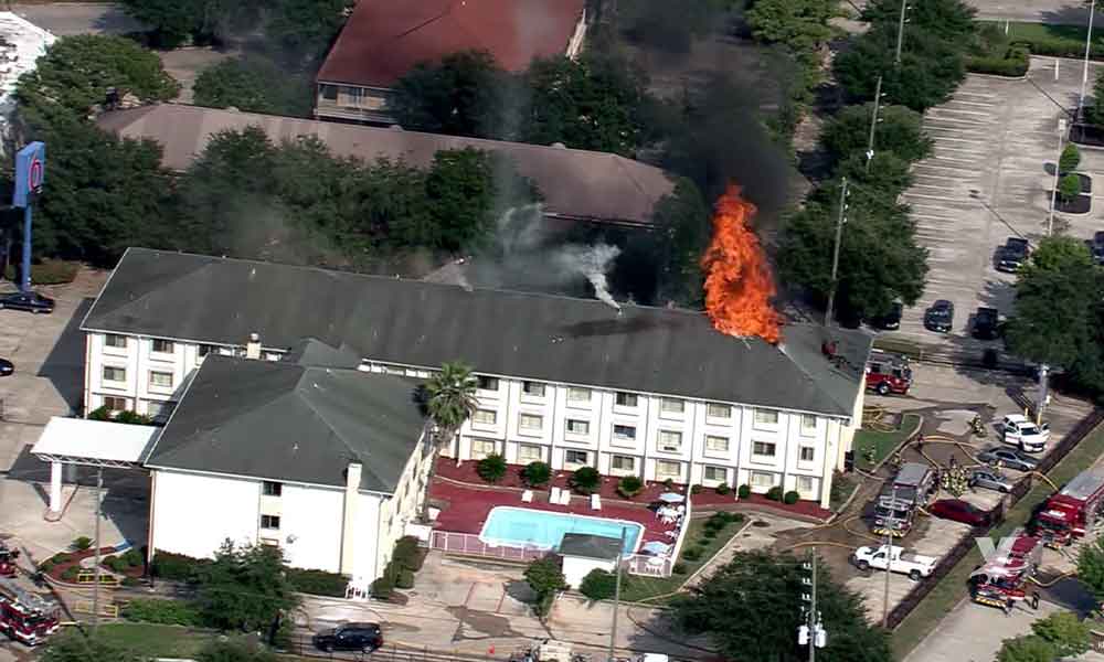 (VIDEO) Niñera descuida a dos niños y terminan quemando un hotel