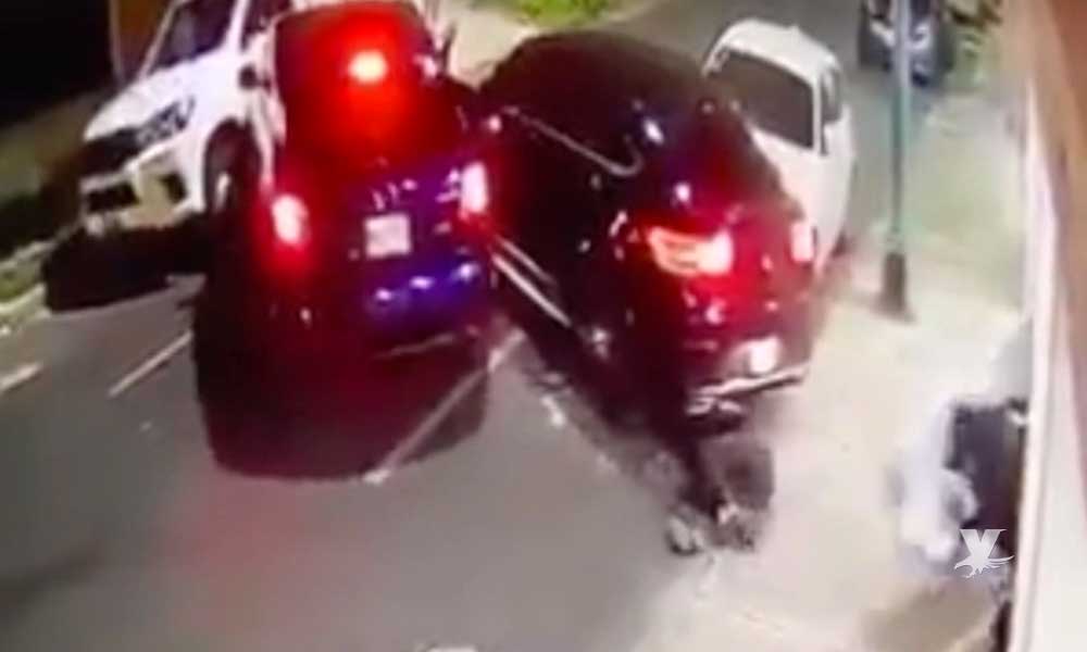 (VIDEO) Ladrones son atropellados al ingresar a un garaje para robar a hombre que llegaba a su casa