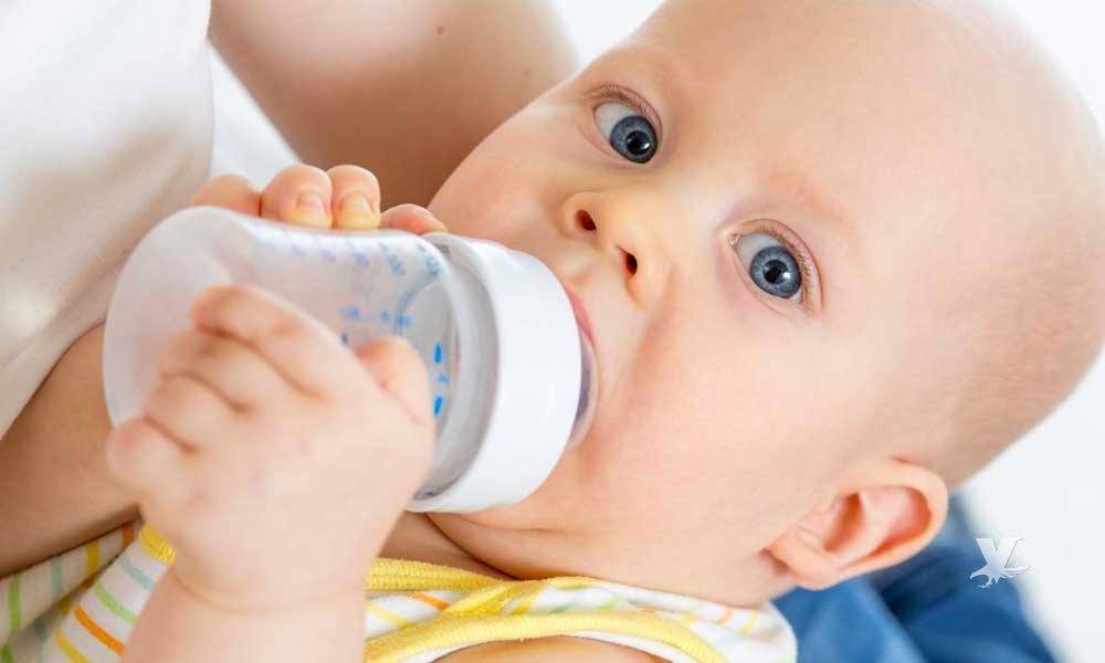 Peligroso darle a beber agua a un bebé cuando tienen sed