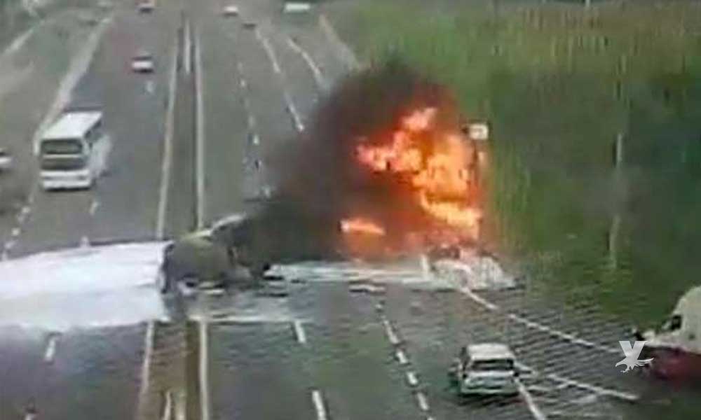 (VIDEO) Automóvil inició incendio en pipa de combustible que volcó en accidente