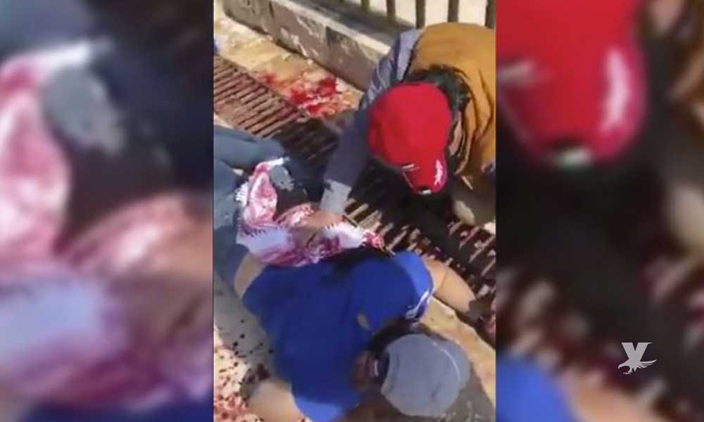 (VIDEO) Hombre ataca con un cuchillo a turistas en Jordania, hay tres mexicanos lesionados