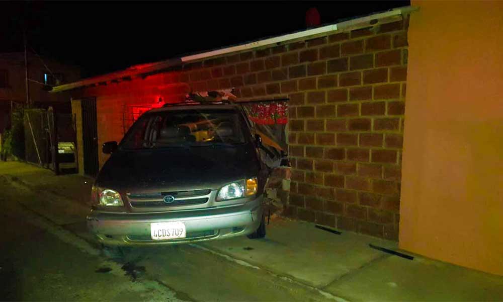 Mujer pierde el control de su vehículo y se impacta contra una casa en Tecate