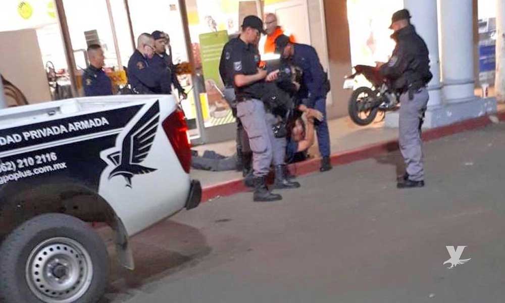 (VIDEO) Hombre armado con cuchillos amenazaba con agredir a usuarios de una plaza comercial en Baja California