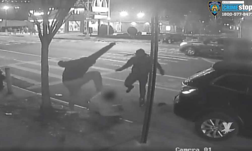 (VIDEO ) Ladrones golpean a dos hombres para robarles 1 dólar