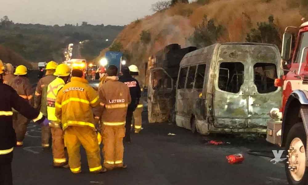 Accidente entre camioneta familiar y camión de carga deja saldo de 14 personas fallecidas