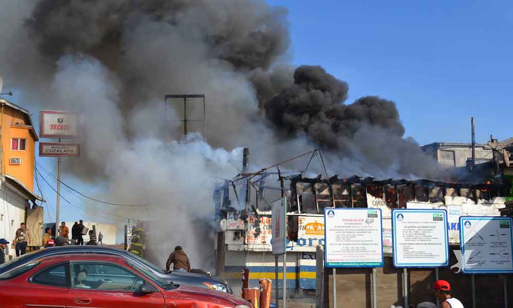 Incendio consume restaurantes en Popotla