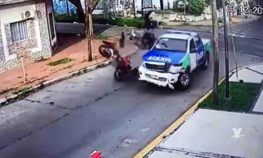 (VIDEO) Asaltantes intentan escapar de la policía después de un robo y terminan chocando contra una patrulla