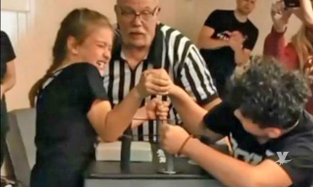 (VIDEO) Niña le rompe la muñeca a un niño en competencia de vencidas
