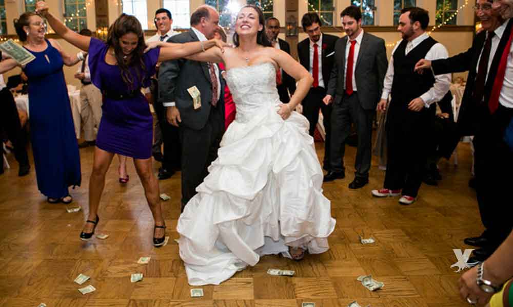 Novia cobra 50 dólares a familiares y amigos que quieran asistir a su boda