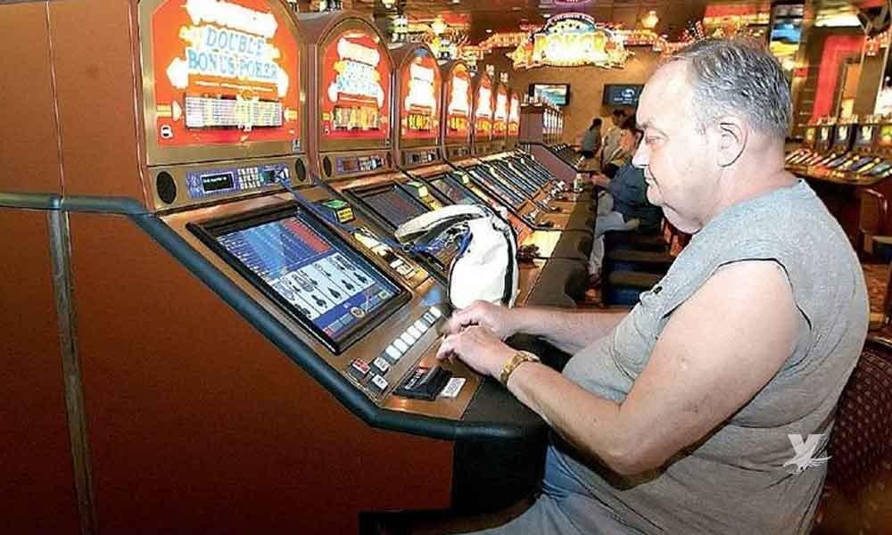 Hombre abandona a su bebé afuera del casino para poder ingresar a jugar
