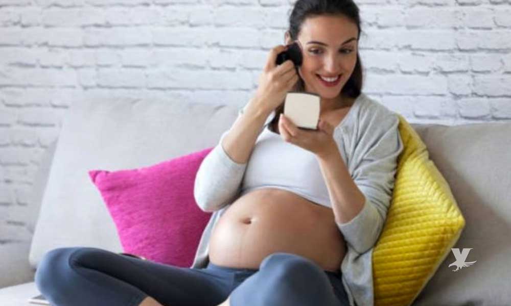 Mujeres que se maquillan durante el embarazo podrían ocasionar obesidad a sus hijos