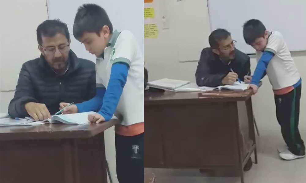 Alumna lleva su hijo al salón de clases y maestro le ayuda con su tarea; Se vuelve viral