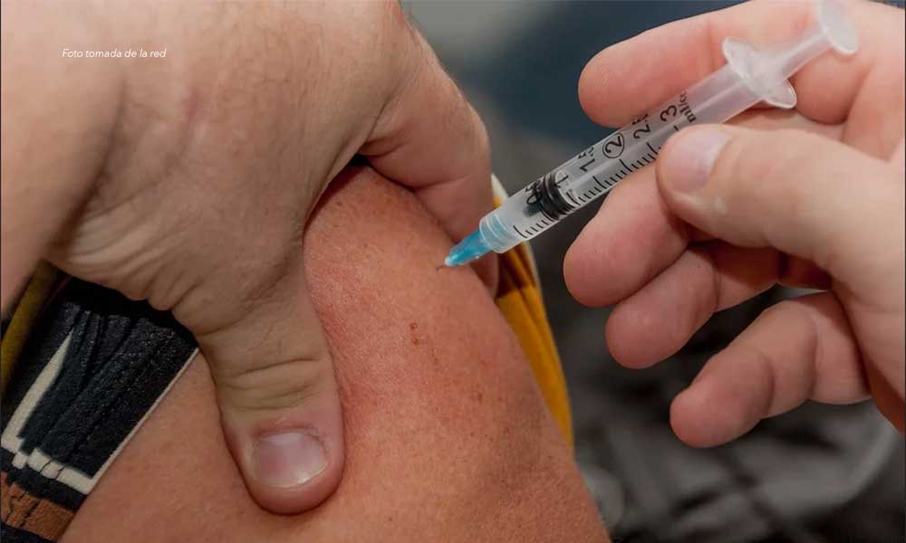Aplican la primera vacuna contra el coronavirus