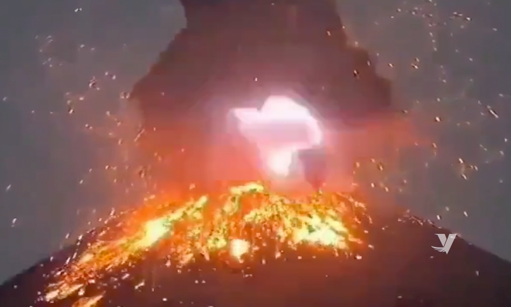Volcán Krakatoa hace erupción en Indonesia