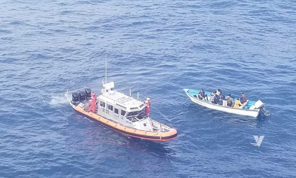 Rescatan a 13 personas a la deriva en aguas de Ensenada